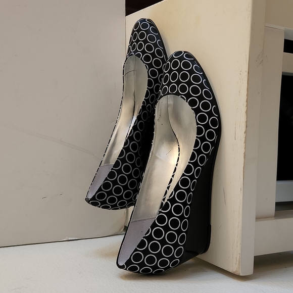 ♤ Jessica Simpson Black & White Wedges - Picture 3 of 6